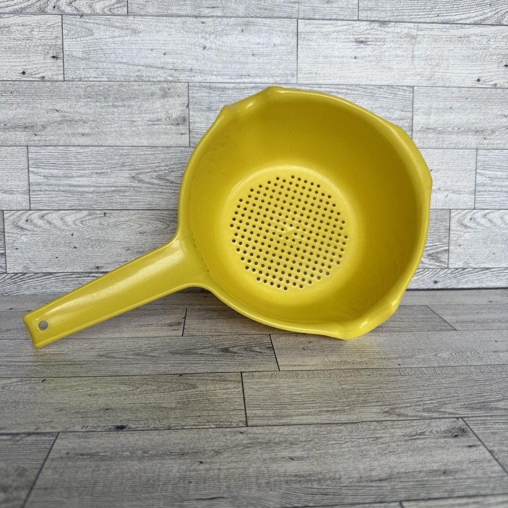 Rubbermaid #2930 1 Quart Yellow 2 Spout Strainer Colander with Handle